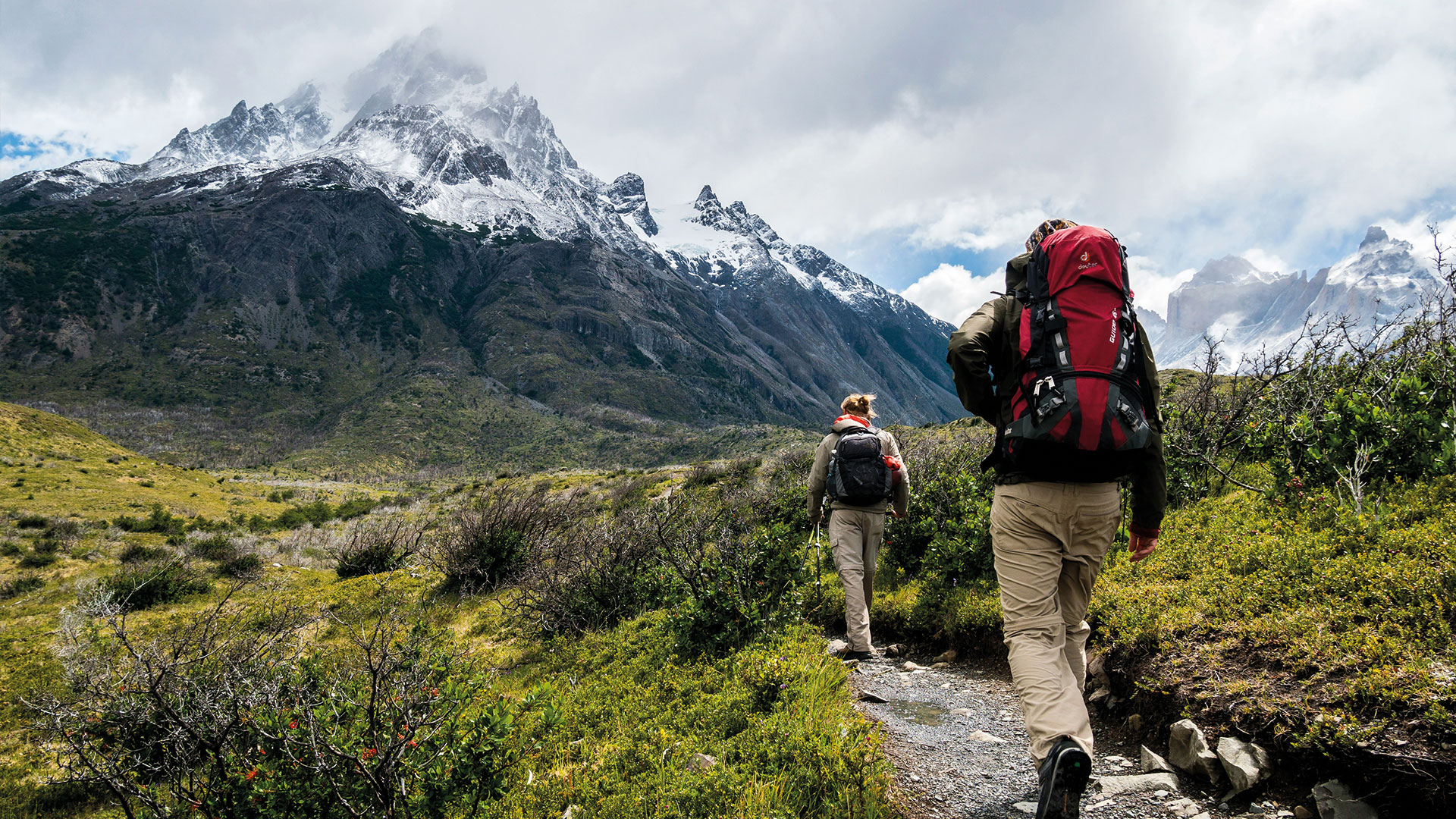 Excursionista caminando con atención plena en un sendero de montaña en los Andes