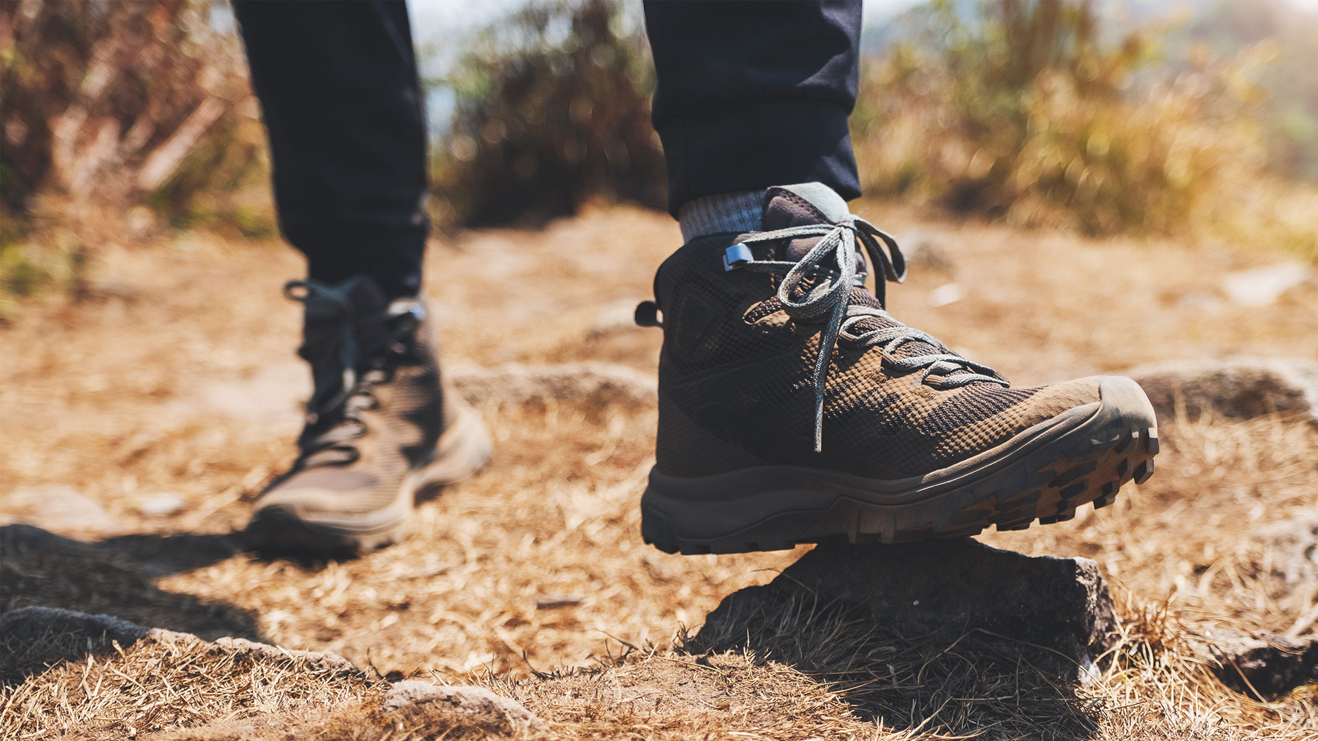 zapatos de trekking sobre sendero de montaña