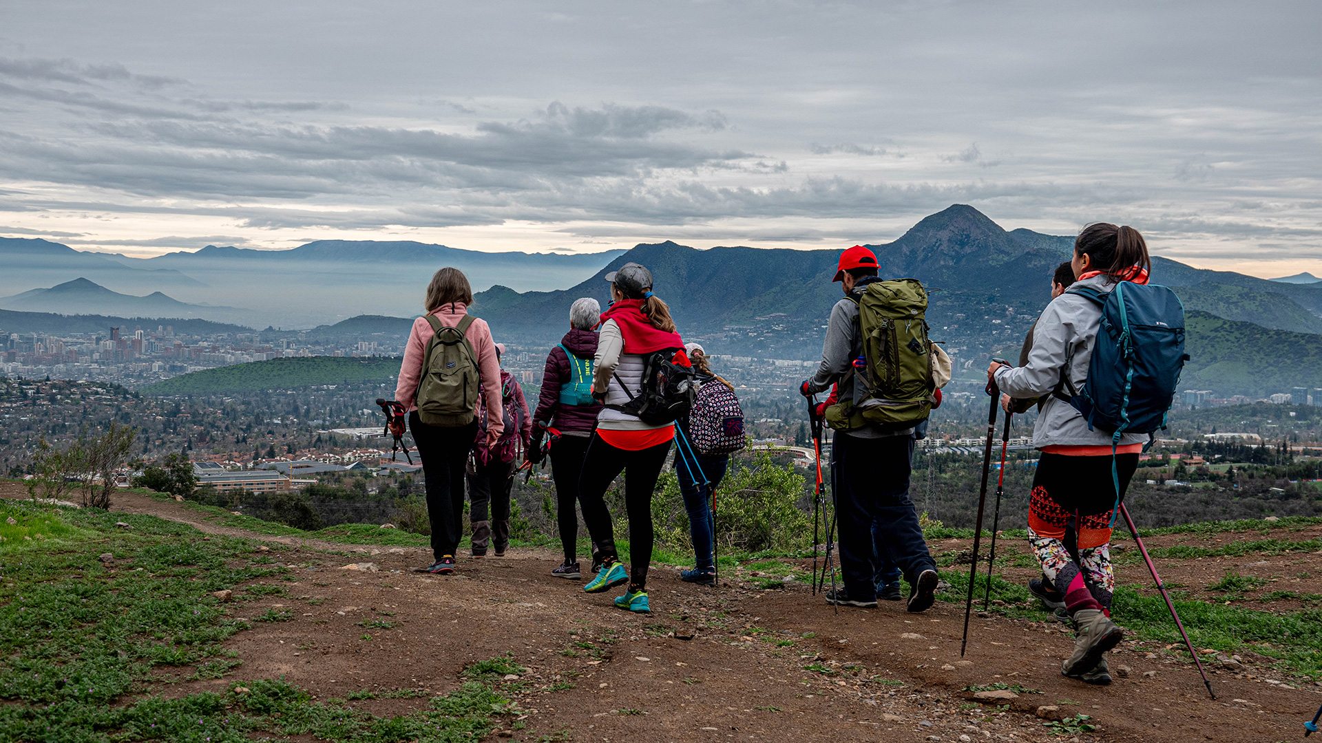 Persona caminando en sendero de montaña rodeada de naturaleza cerca de Santiago
